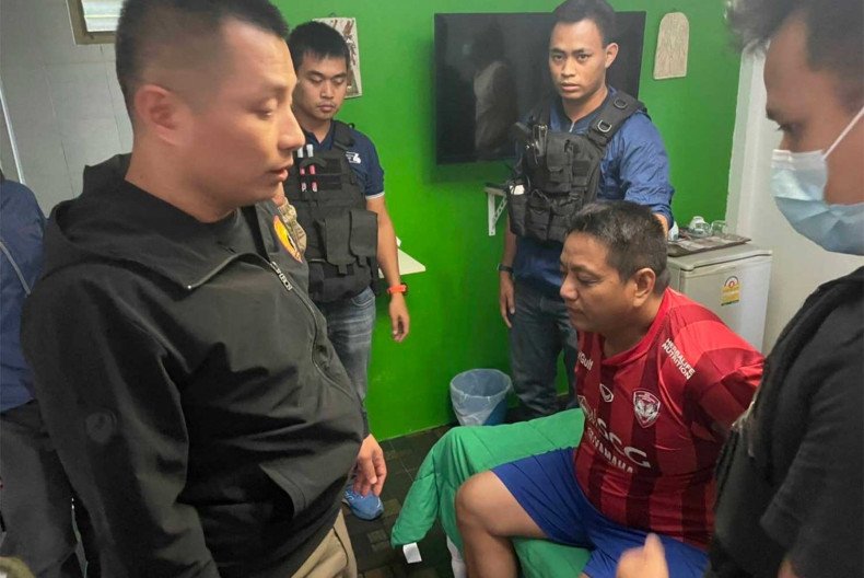 Nonthaburi cop held over theft of 90 guns