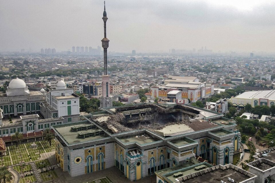 Giant dome collapses in Indonesia mosque fire