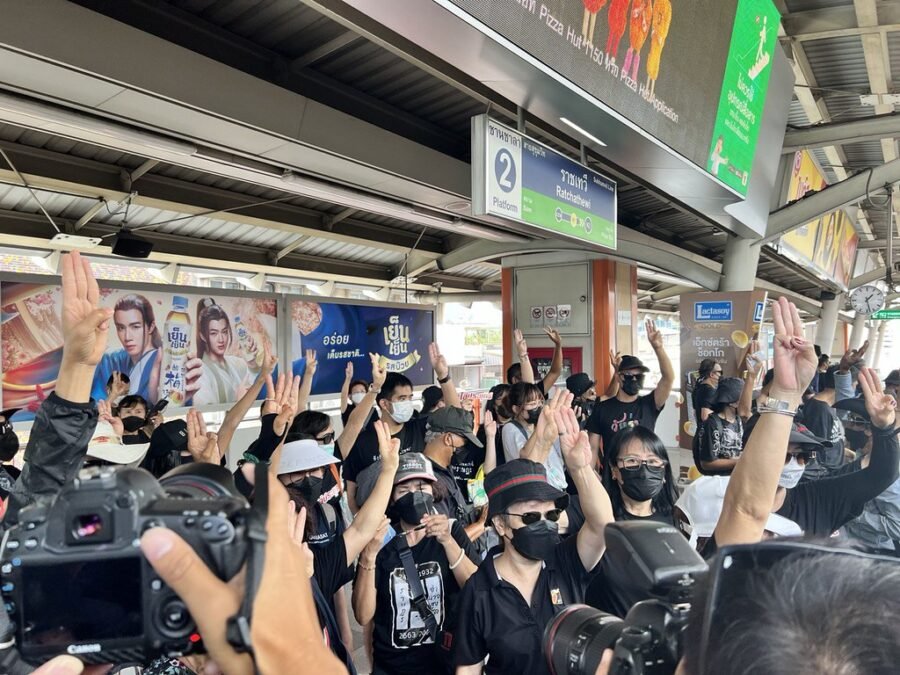 Skytrain flashmob protests Skytrain Constitutional Court ruling on PM’s term