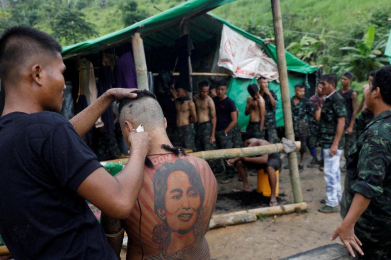 Myanmar rebels attack town near Thai border