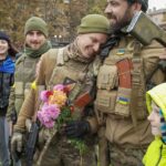 Ukraine troops greeted with flowers in Kherson after Russian retreat