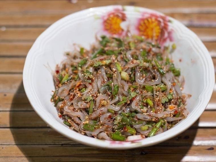 Fresh Goong Ten live shrimp dish with lime and herbs