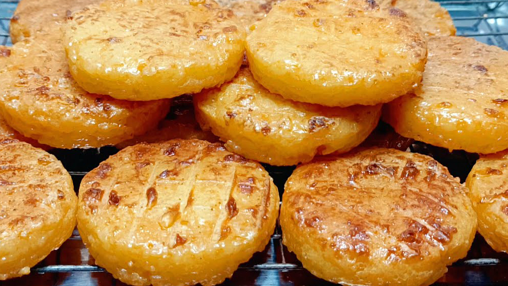 Grilled Khao Jee sticky rice patty with crispy edges