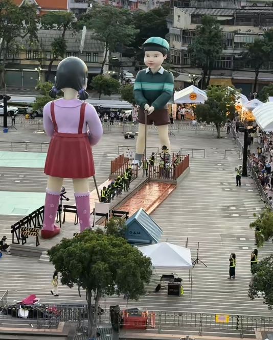 Giant Squid Game dolls Younghee and Cheolsu at Lan Khon Mueang Bangkok
