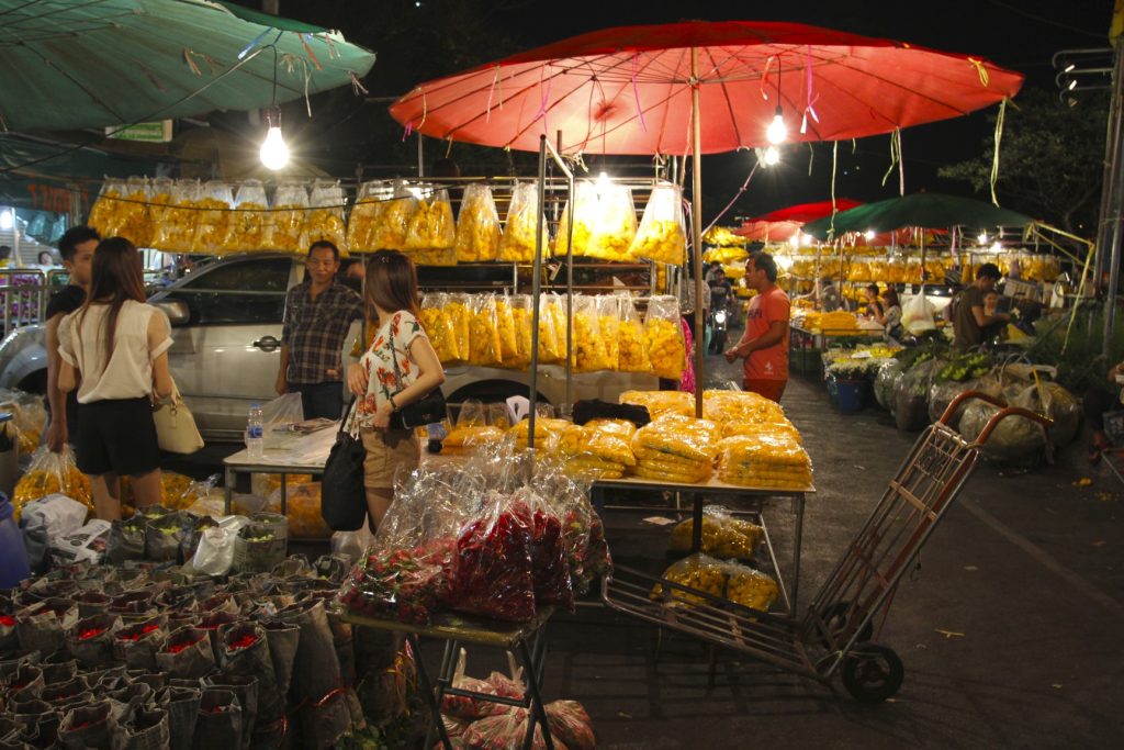 Bangkok’s Flower Market After Dark: Pak Khlong Talat Night Bloom