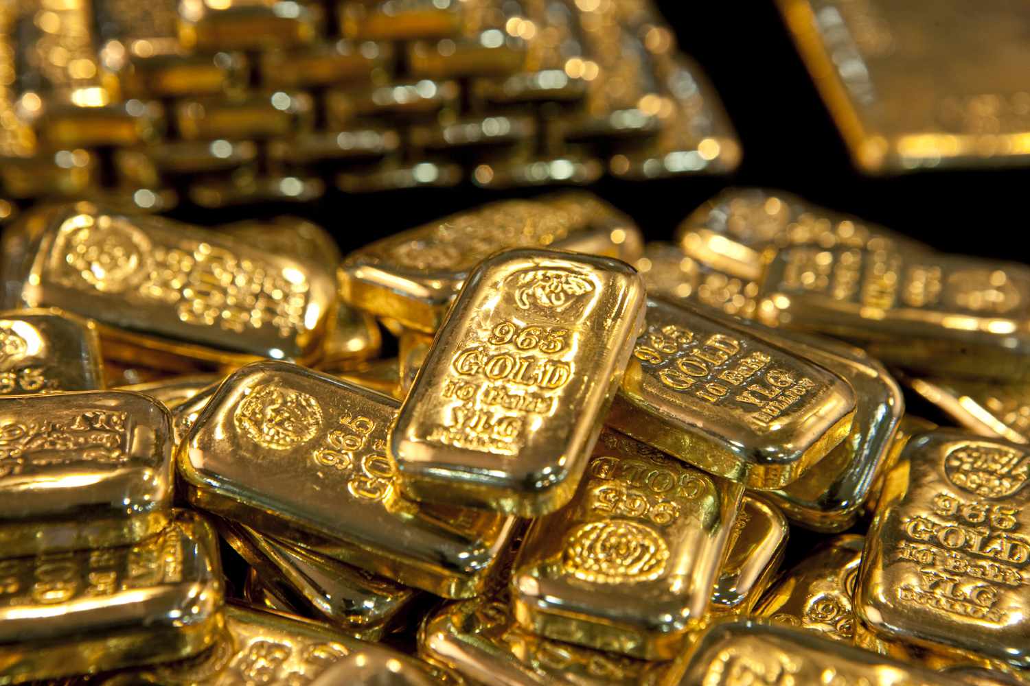 Gold reaches a new record high above US$4,000 an ounce amid market turmoil