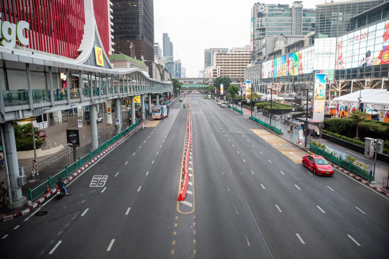 Bangkok's Songkran Serenity: A Photographic Survey of Traffic and Public Sentiment