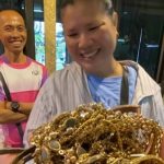 A Thai woman who collects recyclable garbage hit an unexpected jackpot after selling gold accessories she had gathered from a landfill for years. She walked into a gold shop in Saraburi, hoping to get a small payout, but walked out nearly 20,000 baht richer!