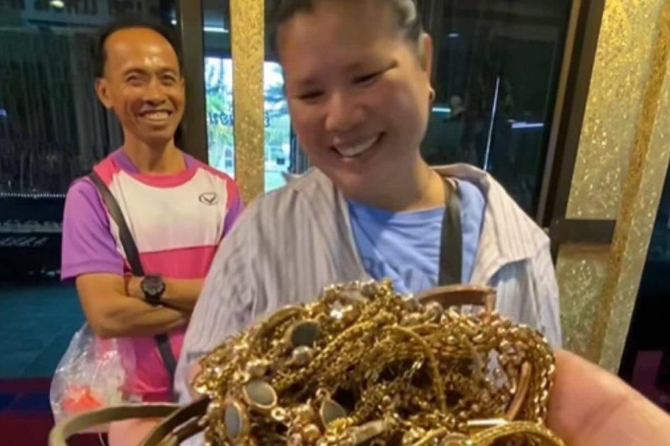 A Thai woman who collects recyclable garbage hit an unexpected jackpot after selling gold accessories she had gathered from a landfill for years. She walked into a gold shop in Saraburi, hoping to get a small payout, but walked out nearly 20,000 baht richer!