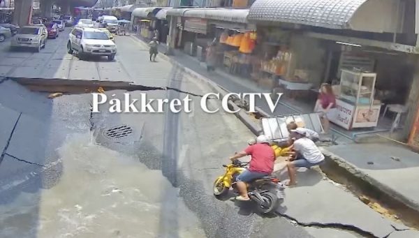 Road collapse disrupts traffic in Pak Kret