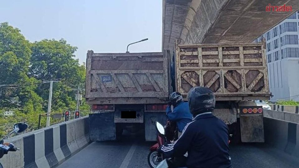 Trucks Stuck on Agriculture Crossroads Bridge on Phahonyothin